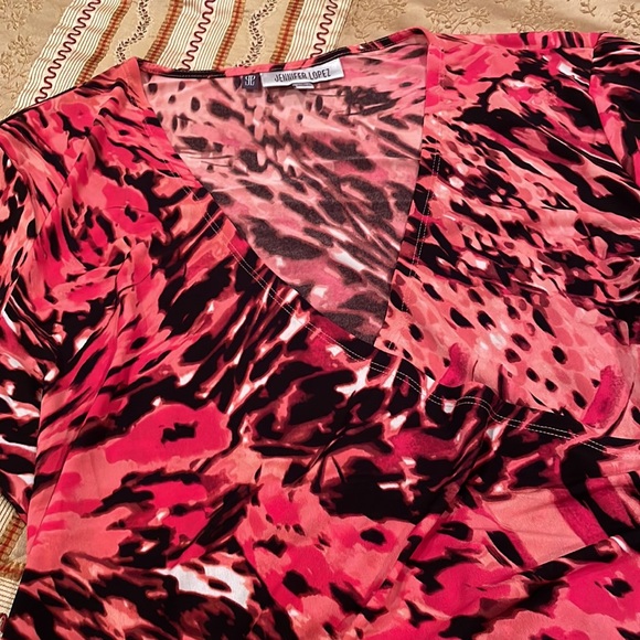 Jennifer Lopez top, sarong-style, polyester/spandex blend, reds/pinks pattern, L - Picture 4 of 9